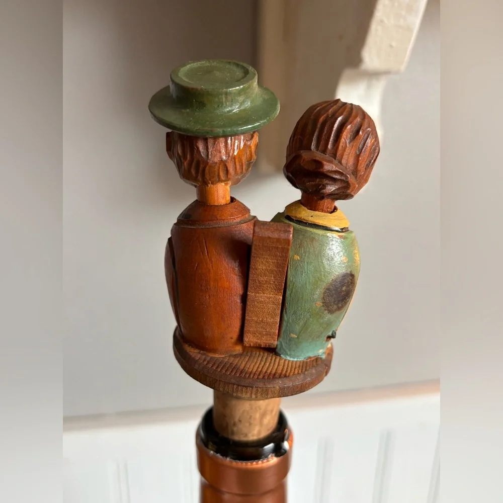 VINTAGE HAND-CARVED HAND-PAINTED KISSING COUPLE WINE BOTTLE CORK STOPPER